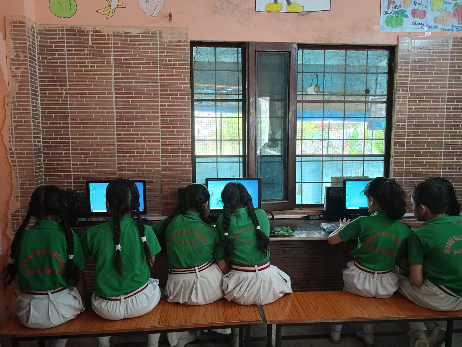 मॉर्निंग बेल्स एकेडमी में कंप्यूटर पर अभ्यास करते बच्चे