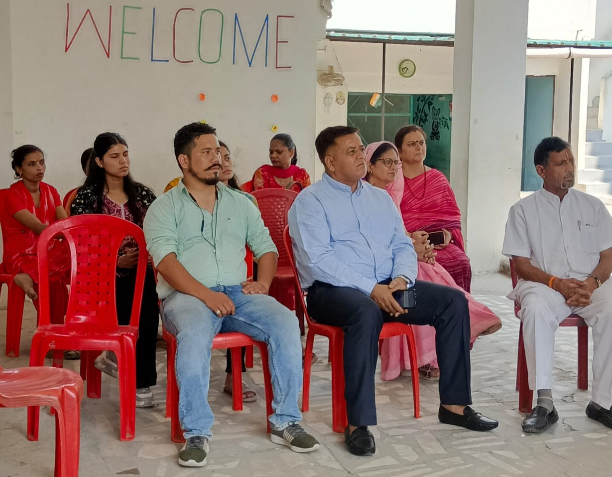 मॉर्निंग बेल्स एकेडमी में कंप्यूटर कक्षा के शुभारंभ अवसर पर उपस्थित अतिथि और स्टाफ